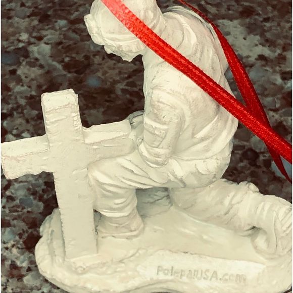 Polepa Military Kneeling Soldier Hanging Ornament - Picture 9 of 12